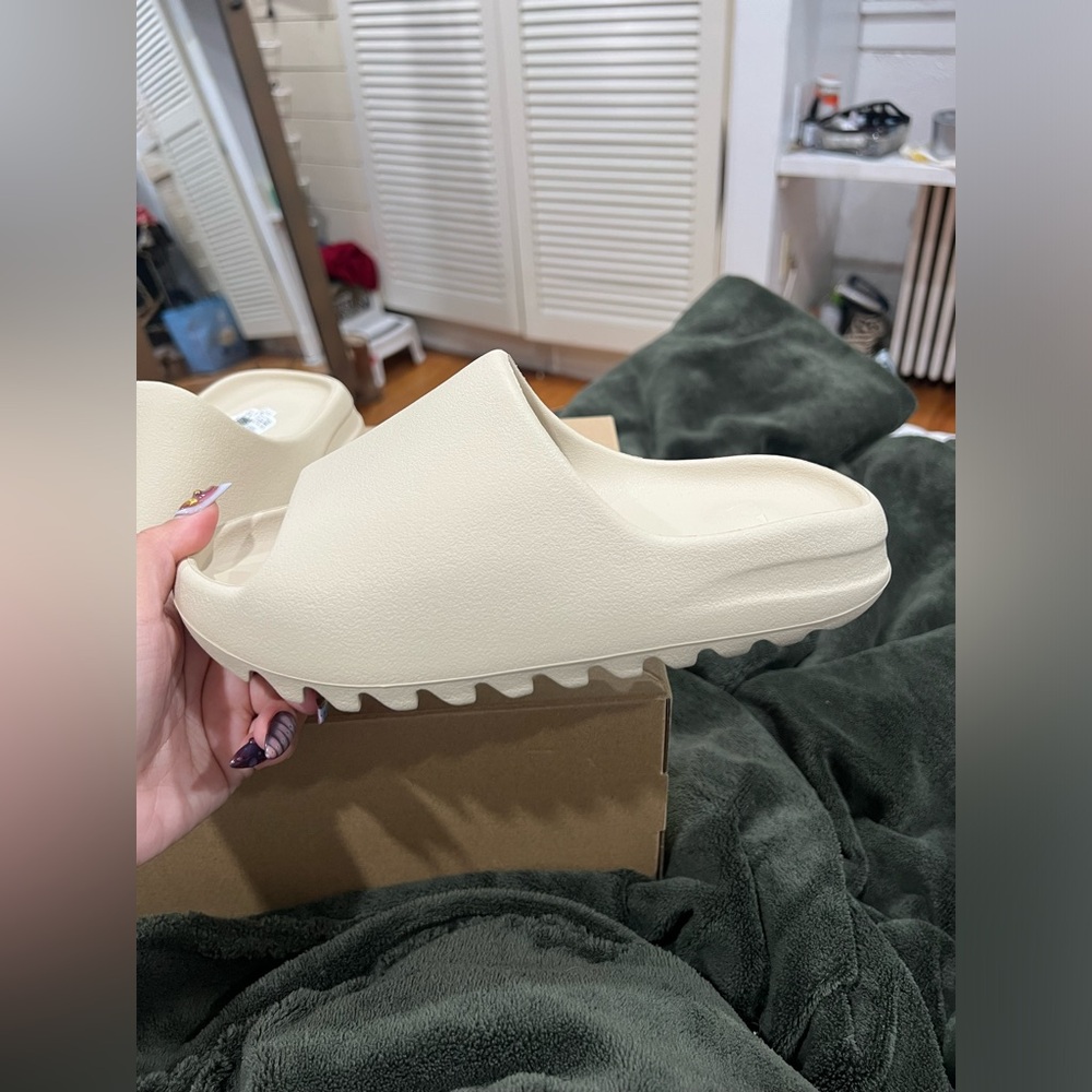 Yeezy Slides - Picture 5 of 10